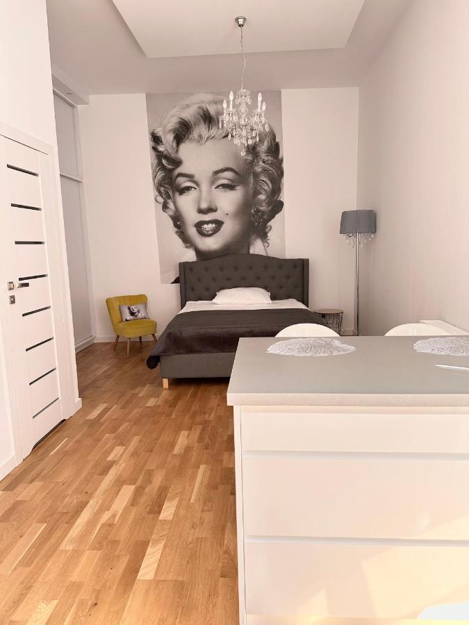 Marilyn W Kamienicy Wicherkiewiczow Apartment